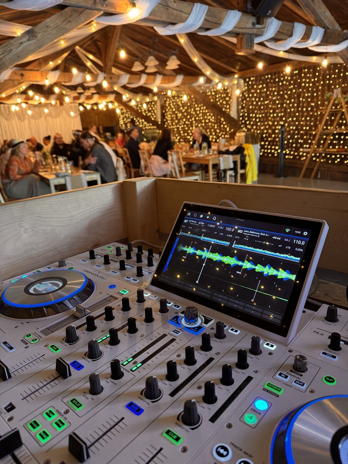 DJ pult Denon u svatební hostiny ve stodole
