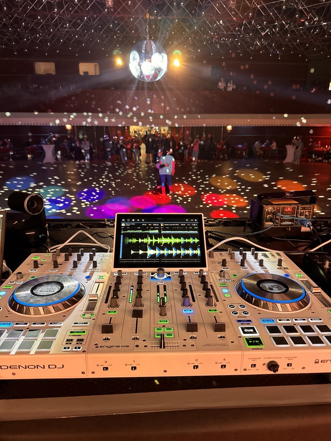 DJ pult před tanečním parketem s diskokoulí
