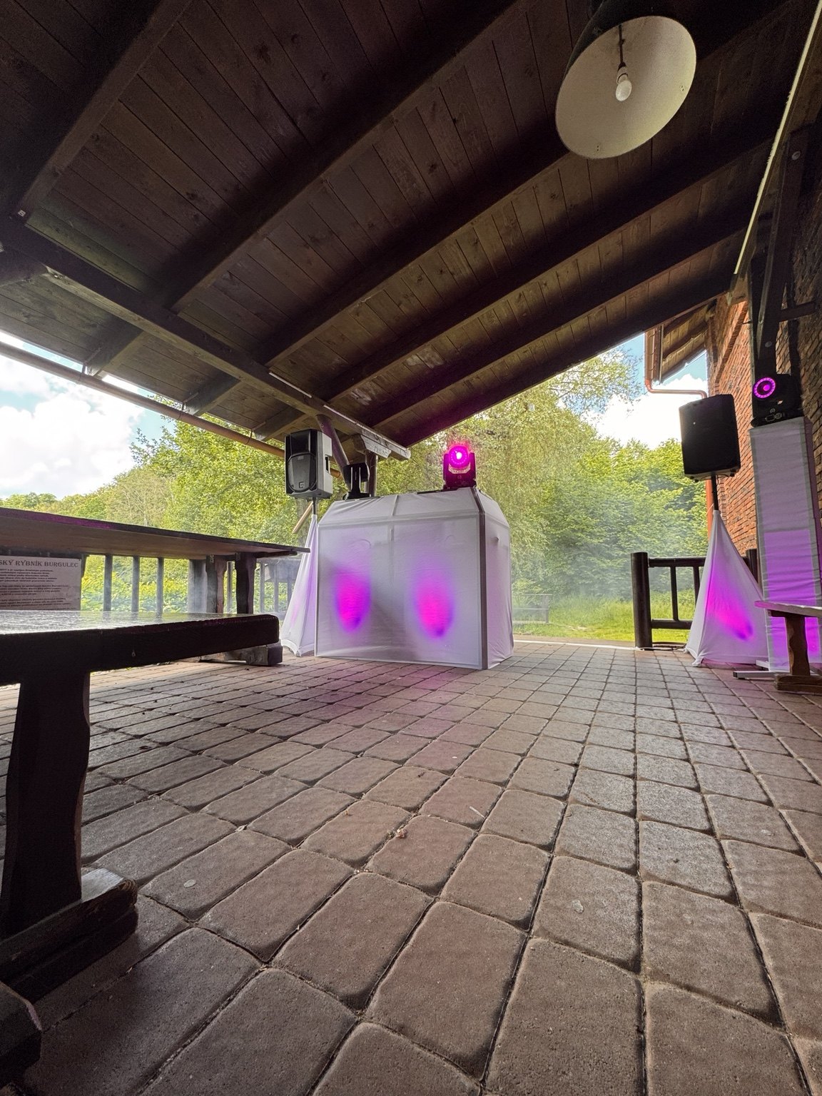 DJ pult a světla připravené v altánu